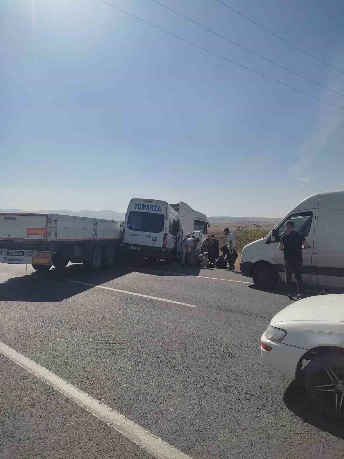 Minibüsün Tıra Çarpması Sonucu 11 Kişi Yaralandı