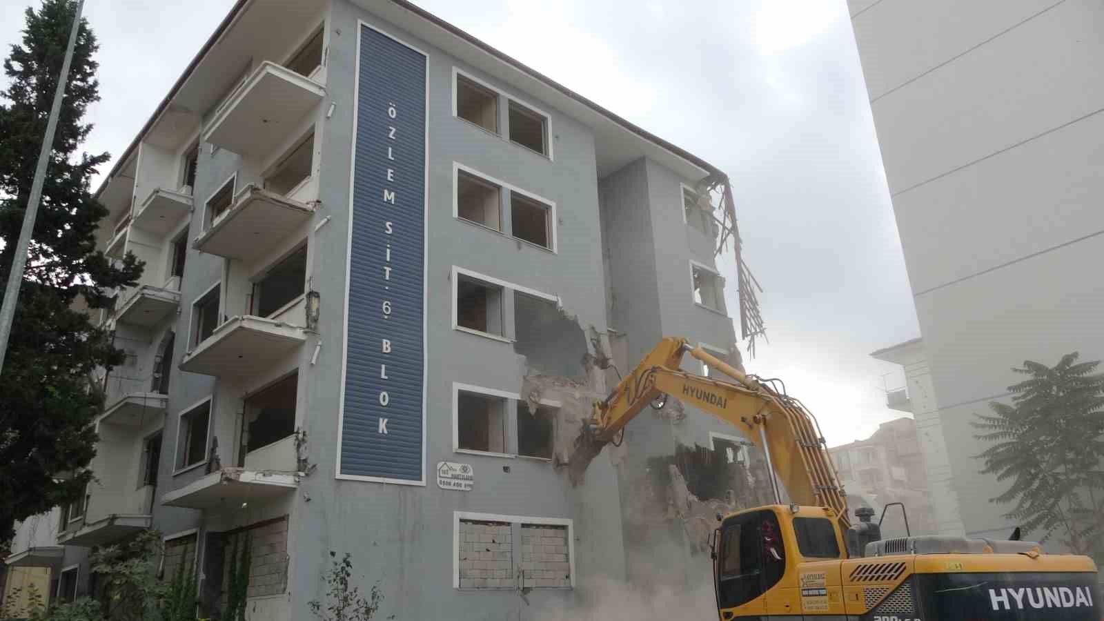 Malatya'da 5,9'luk Deprem Sonrası Hasarlı Binalar Yıkımla Karşı Karşıya
