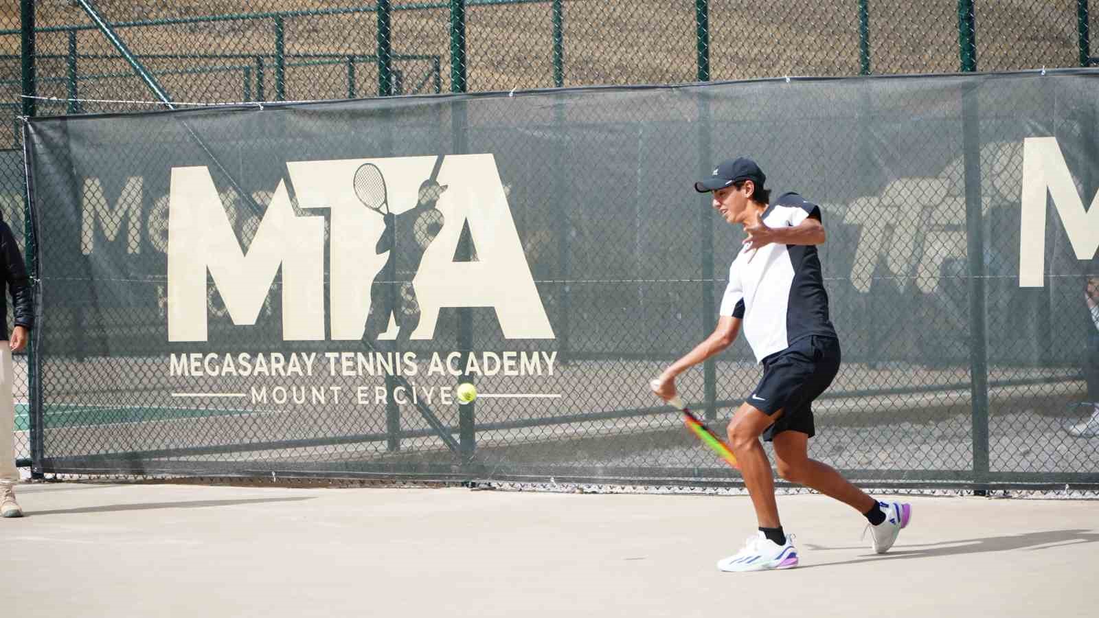 Zirvede Vuruşlar: 2.300 Metrede Uluslararası Tenis Turnuvası