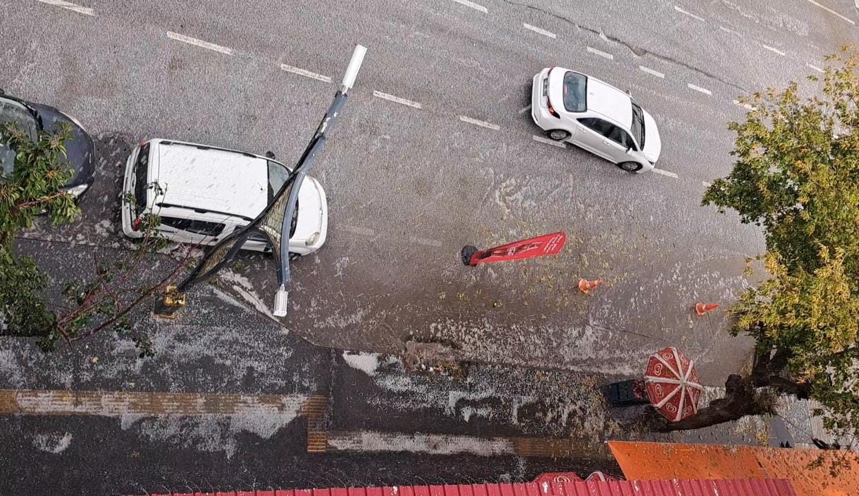 Tatvan'da gökyüzü öfkeli: Dolu ve sağanak şehri vurdu