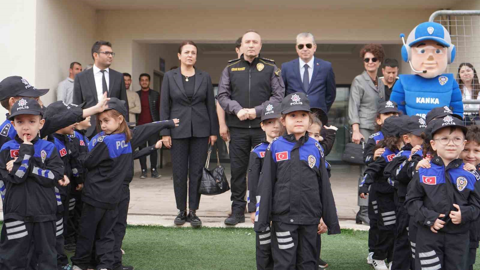 Şırnak'ta Gökyüzü Polis ve Çocuklarla Şenlendi