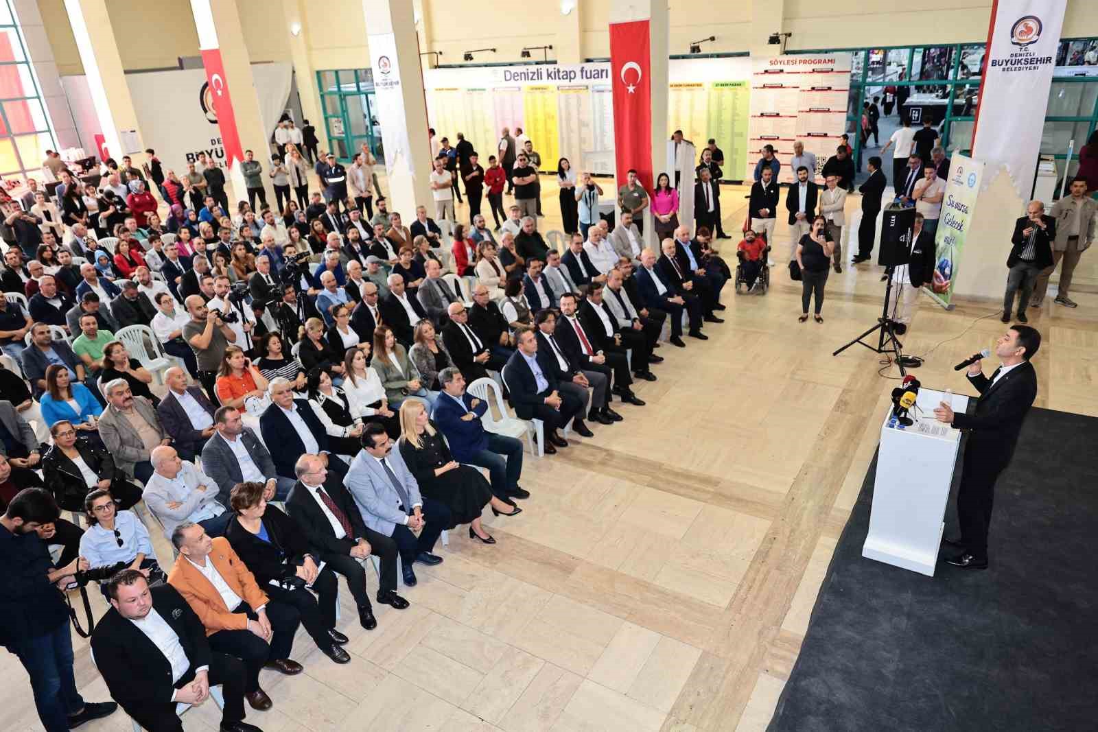 Denizli'de Kitap Tutkunları, Yüzlerce Yazar ve Yayıncıyla Buluştu